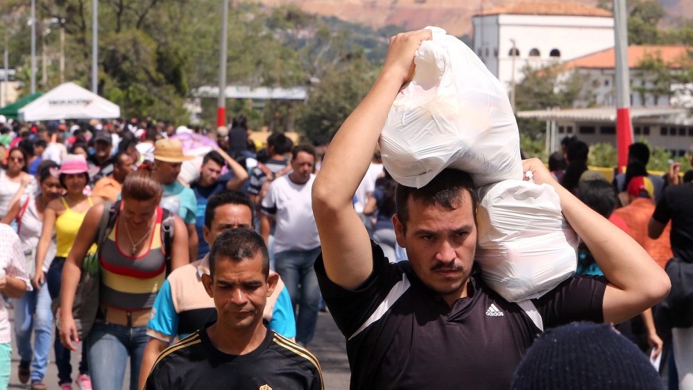Thousands of Venezuelans have been crossing into Colombia [Mauricuo Duenas Castenada/EPA]