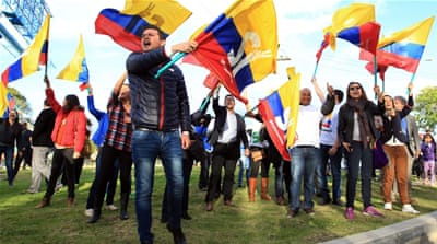 A group of supporters of the peace process welcomes Colombian government representatives for the peace talks with the FARC [EPA]