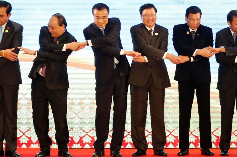 Leaders pose for photo during ASEAN-China Summit in Vientiane