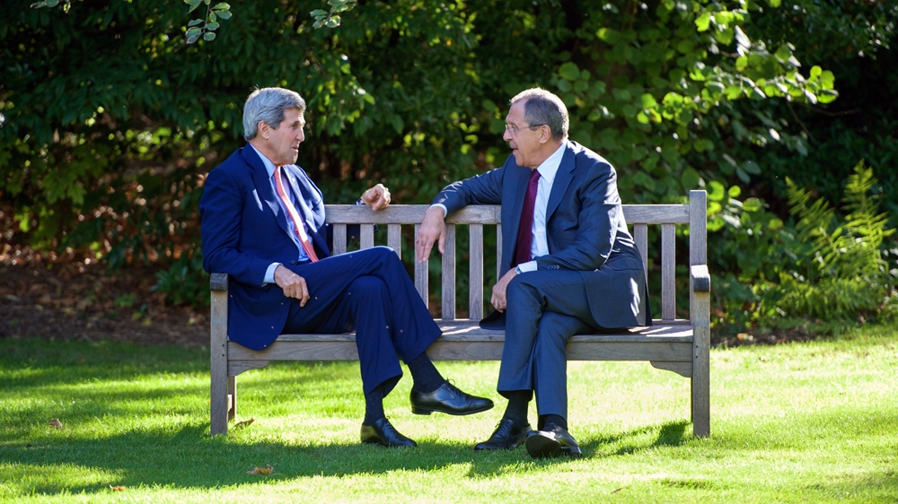 Kerry, left, sits with Lavrov on a bench in the lawn of the US ambassador's residence in Paris on October 14, 2014 [US State Department photo/Public Domain/Flickr]