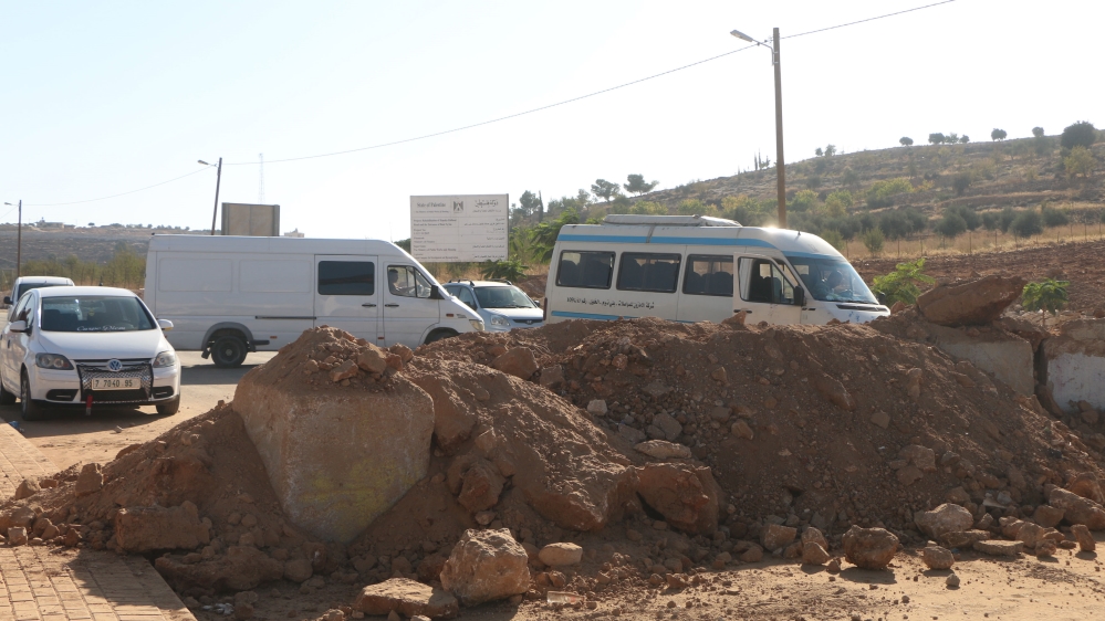 Vehicles cannot access the main road into Bani Naim [Ylenia Gostoli/Al Jazeera]