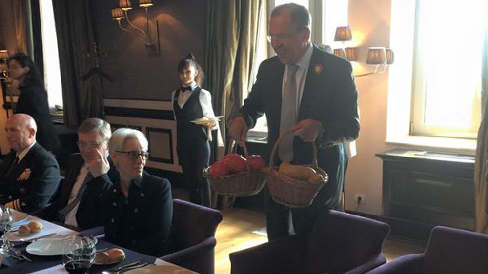 Lavrov presents Kerry with Russian tomatoes and potatoes in Sochi, Russia, May 2015 [Twitter / @mfa_russia]