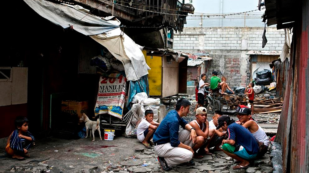 Steve Chao speaks with members of the Temple Street Trece, a street gang in Manila's slum of Tondo. Many members are just teenagers [Sarah Yeo]