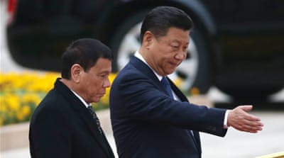 Chinese President Xi Jinping, right, gestures to Philippines President Rodrigo Duterte during a review of the guard of honour during a welcome ceremony [EPA]