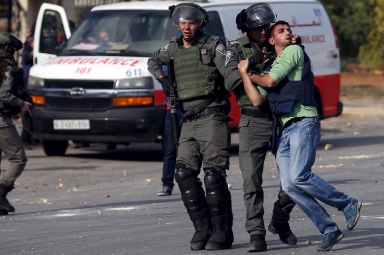 Israeli border policemen beat a Palestinian journalist, Bet El