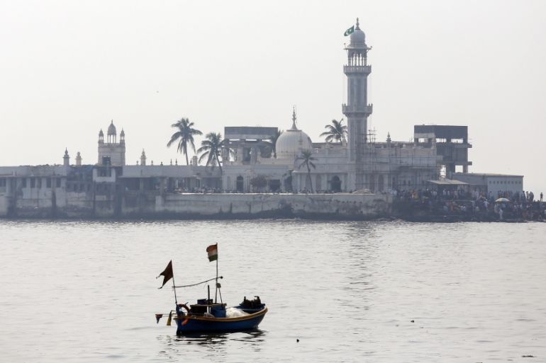 Mumbai''s famous Haji Ali Dargah (shrine)