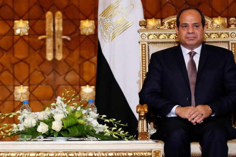 Egypt''s President Abdel Fattah al-Sisi attends during signing of agreements ceremony with Sudanese President Omar Hassan al-Bashir at the El-Thadiya presidential palace in Cairo