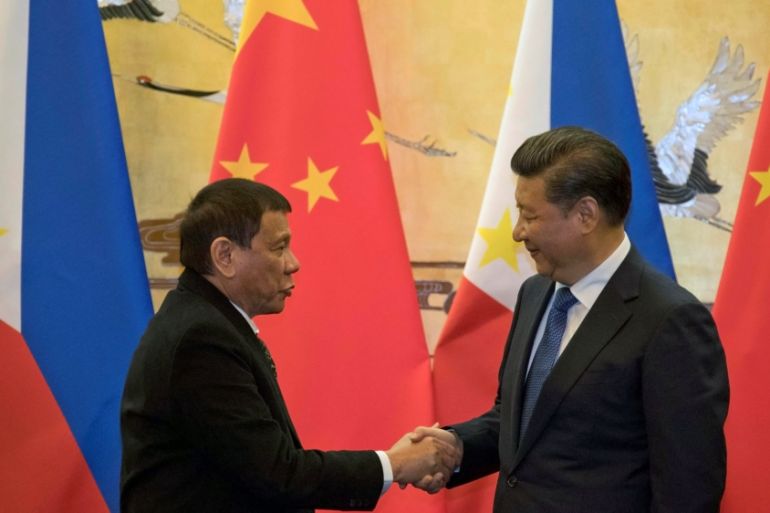 Philippine President Rodrigo Duterte and Chinese President Xi Jinping shake hands after a signing ceremony held in Beijing, China [REUTERS]