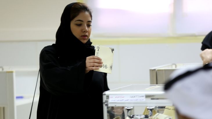 A Kuwaiti woman casts her vote for the parliamentary elections