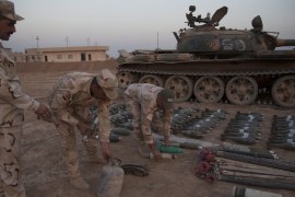 Iraqi army confiscate weapons from IS