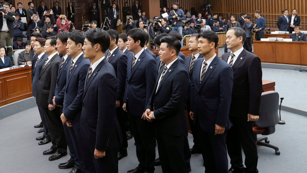 
Legislators in the hearing room first assembled and then sent away about 20 security officers with orders demanding that Choi Soon-sil attend the hearing [Ahn Young-joon/Reuters]
