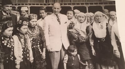 American politician and diplomat Adlai Stevenson visits Uighur refugees at Yarkand Sarai in Srinagar in 1951. On the left, Isa Yusuf Alptekin, political leader who fled the communist regime and settled in India for a few years with a group of Uighur exiles [Photo courtesy of Erkin Altekin]