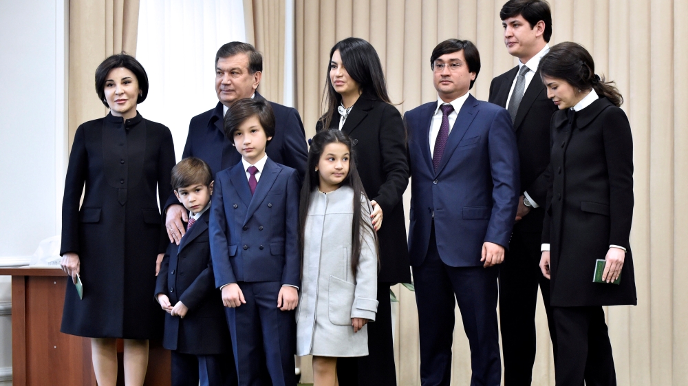 Mirziyoyev, second left, and his family members pose for a picture at a polling station during a presidential election in Tashkent, Uzbekistan, December 4, 2016 [Anvar Ilyasov/Reuters/Pool]