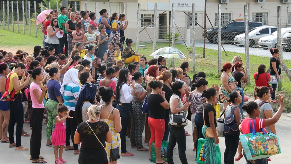  Relatives of inmates gathered at the main gate of the prison asking for information [Marcio Silva/AFP]