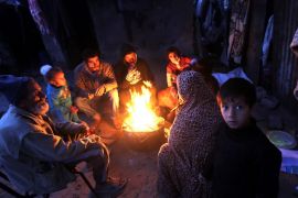 Refugees in Khan Younis camp brave cold weather