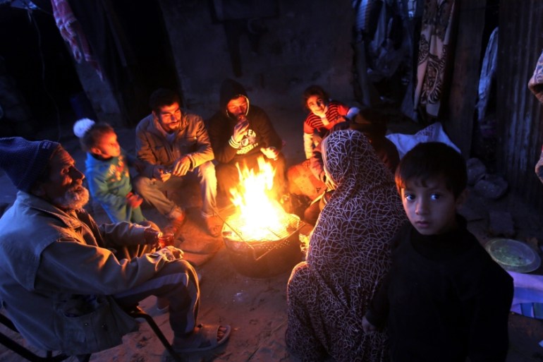 Refugees in Khan Younis camp brave cold weather