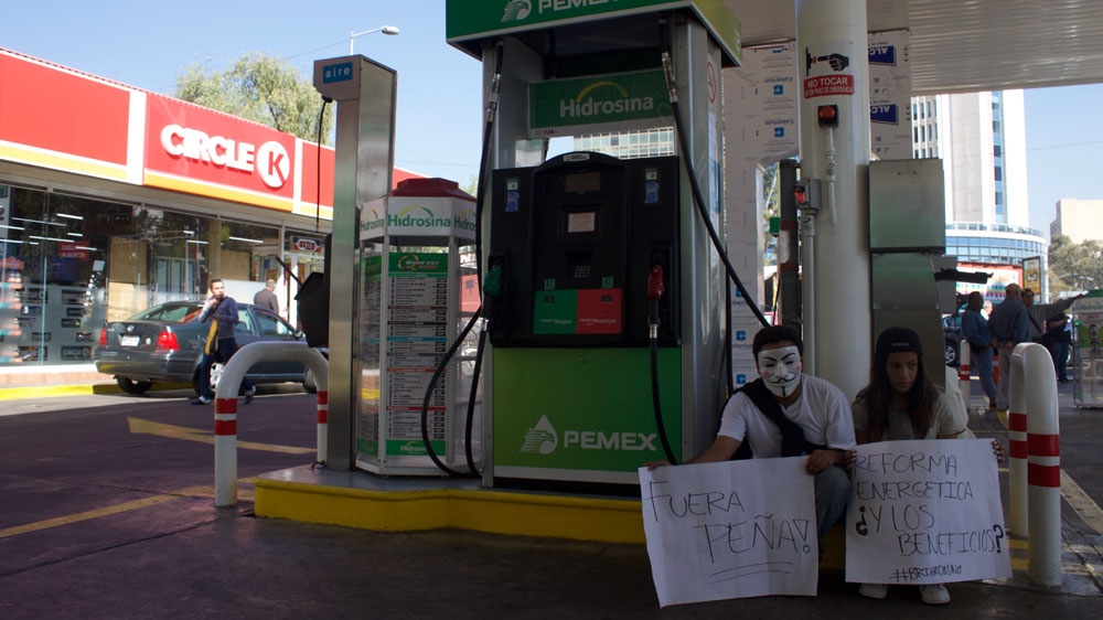 Protesters force a Pemex petrol station to close over high prices in Mexico [Simon Schatzberg/Al Jazeera]