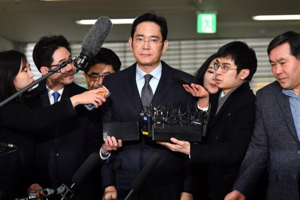 Съд в Южна Корея оправда председателя на Samsung Electronics Lee