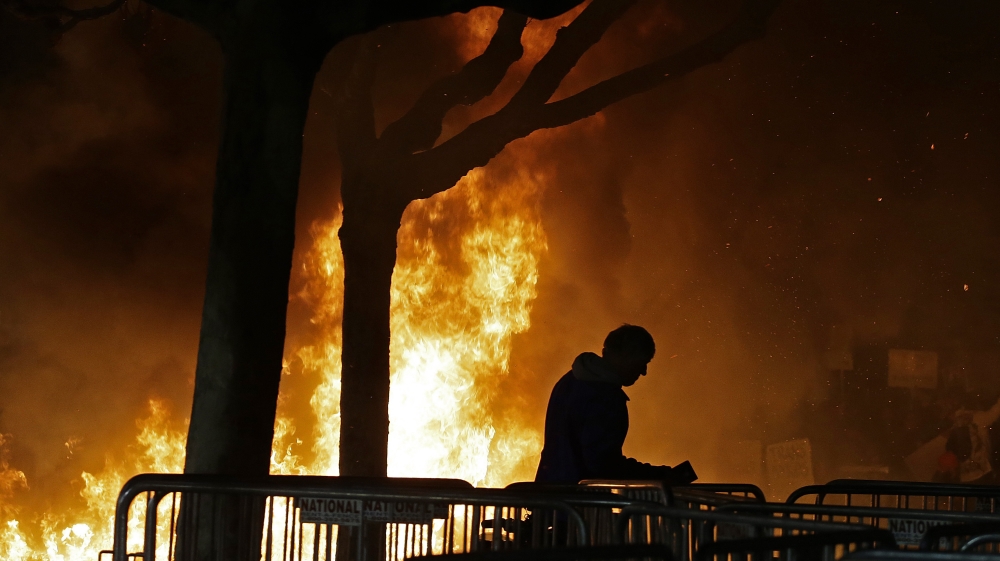Demonstrators started a bonfire outside as they protested against Milo Yiannopoulos at UC Berkeley [Ben Margot/The Associated Press]