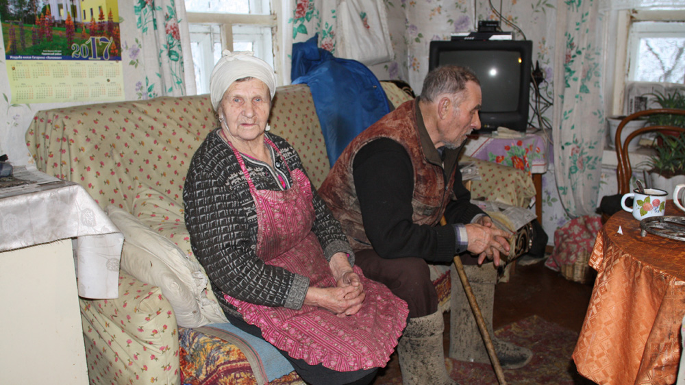 Anna and Ivan Pavlov are the last residents of the village of Sazhino [Mansur Mirovalev/Al Jazeera]