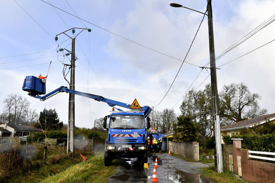 Technicians work on an electric line on February 5, 2017 brought down near Saint-Estephe, southwestern France as high winds damaged infrastructure
