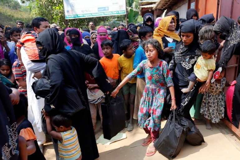Rohingya refugees collect aid supplies including food and medicine, sent from Malaysia at Kutupalang Unregistered Refugee Camp