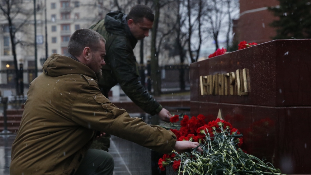 Moscow residents lay flowers during a memorial service for victims of the St Petersburg blast [Reuters]
