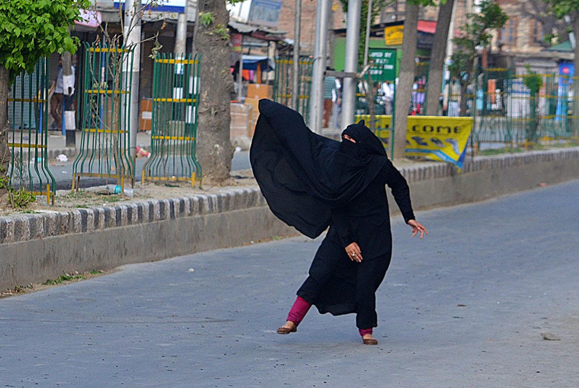 Kashmiri girls on the front lines/ Please Do Not Use