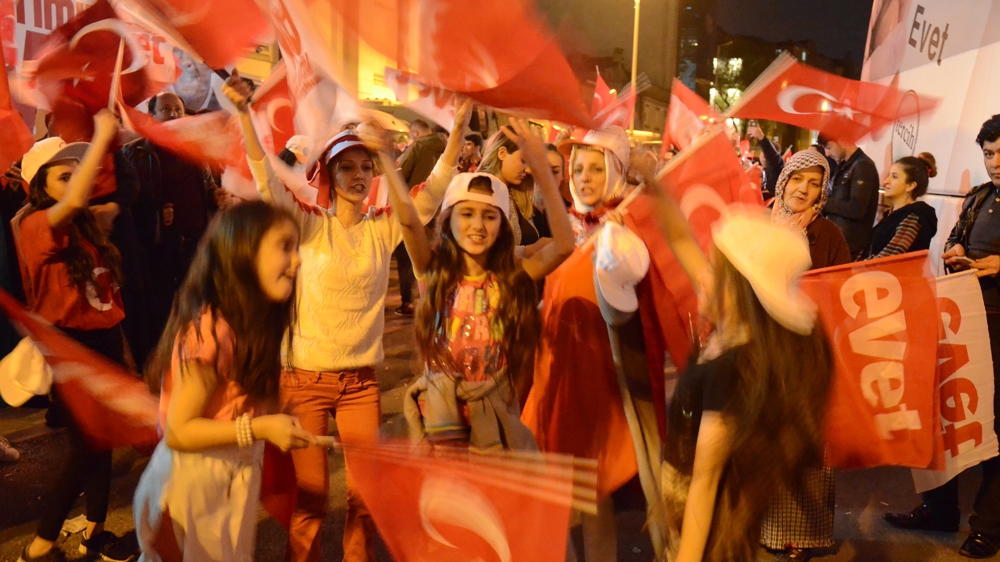 'Evet' - 'Yes' - voters in Istanbul celebrate victory in Turkey's constitutional referendum [Cagan Orhon/Al Jazeera]