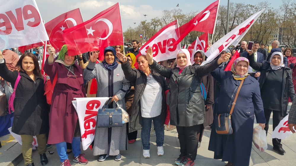 Hundreds of thousands of people gathered to support Erdogan in Istanbul, days head of the milestone referendum [Umut Uras/ Al Jazeera]
