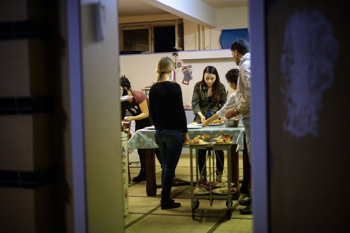 Refugees and Germans mingle in weekly ''Meet n'' Eat''