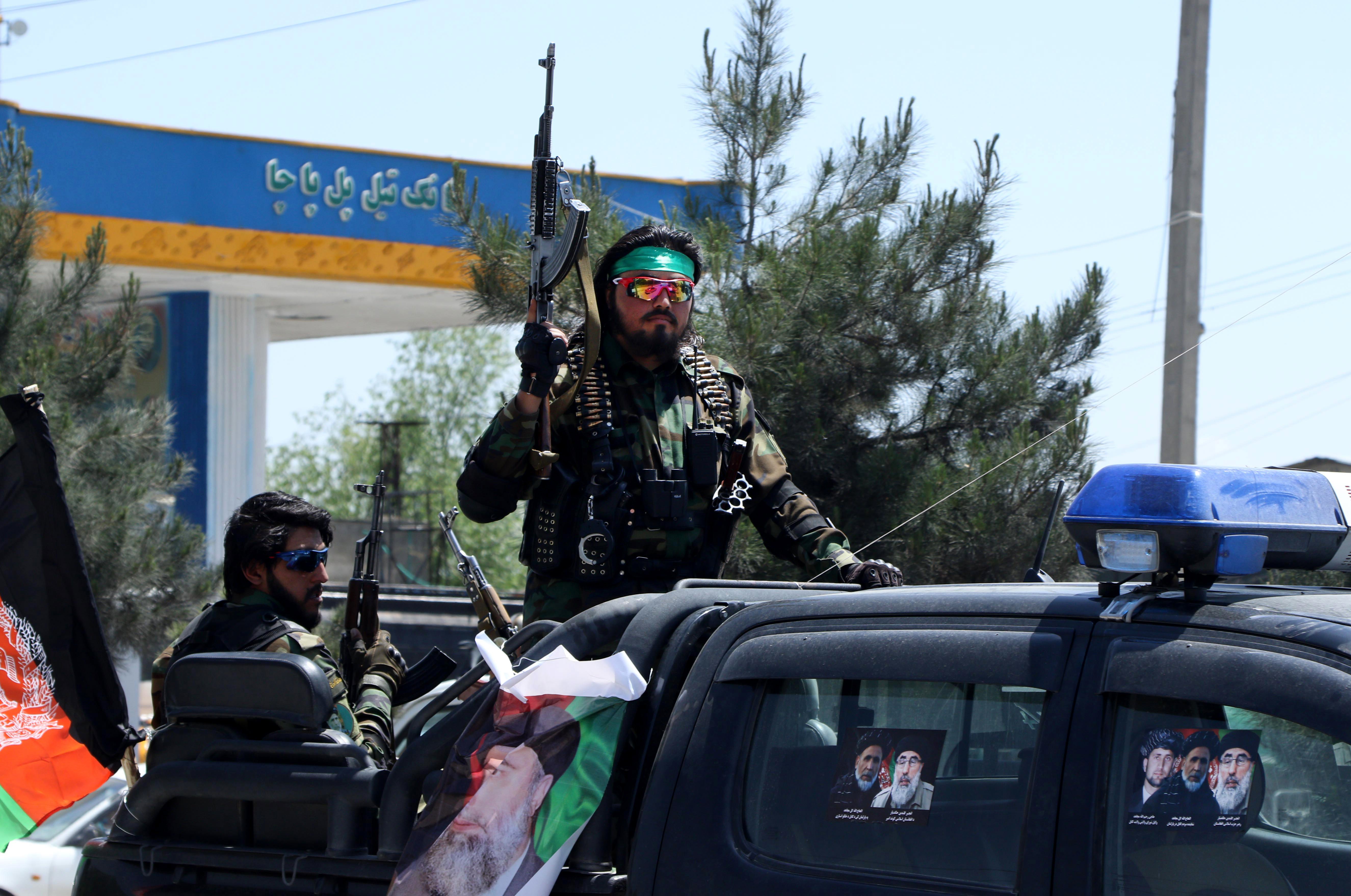 Armed loyalists of Gulbuddin Hekmatyar arrive in Kabul [Hedayatullah Amid/EPA]