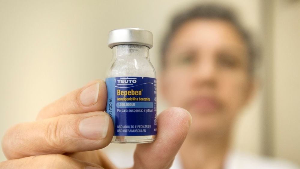 A nurse holds a vial of benzathine penicillin G formulated in Brazil by Laboratório Teuto/Pfizer [Courtesy of Thiago Facina]