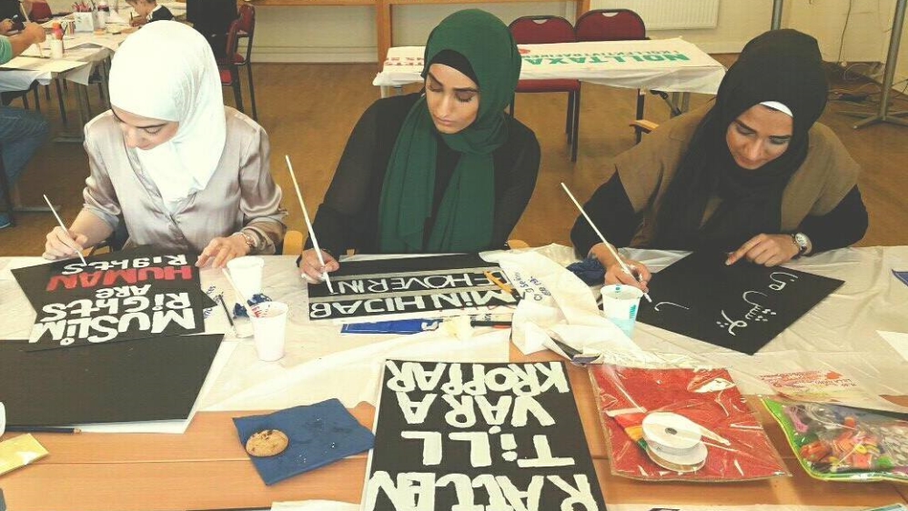 May Day marchers also decided to carry signs in support of Muslim women [Ratten Till Vara Kroppar/Al Jazeera]