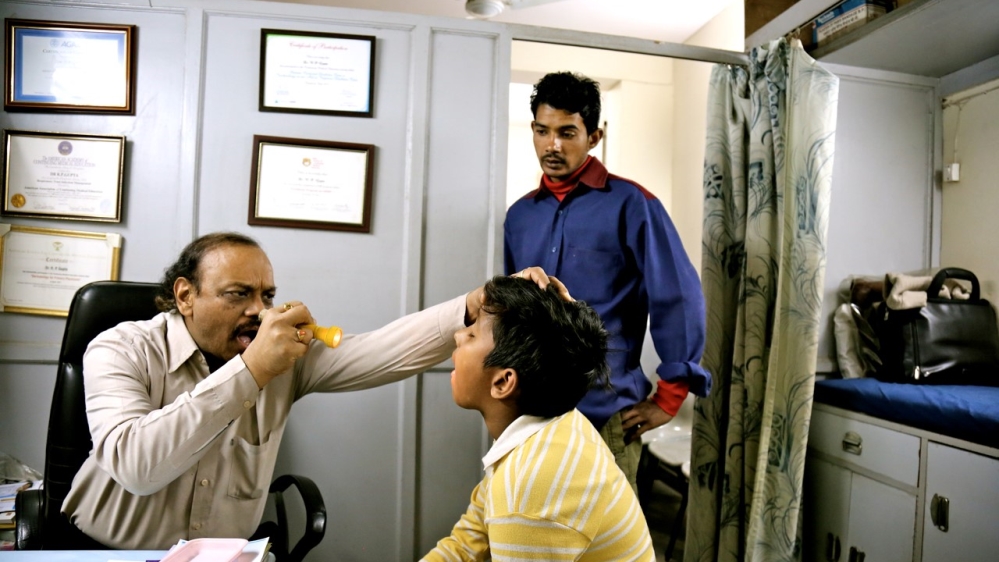 A private doctor in New Delhi, India, sees a young patient complaining of a sore throat [Courtesy of Anshul Gupta]