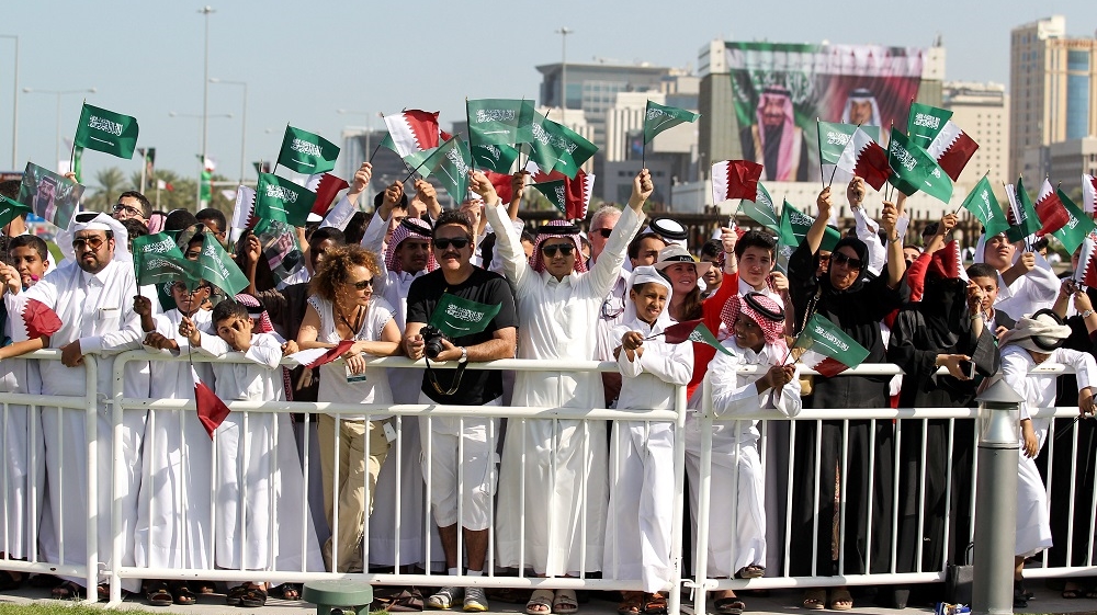 Residents of Qatar welcome Saudi King Salman during his visit to Doha in December 2016 [Reuters]