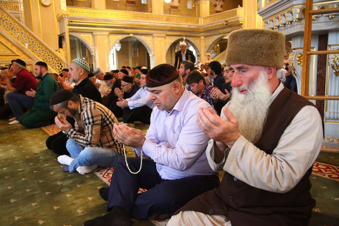 Eid Ramadan Chechnya Muslims Prayer