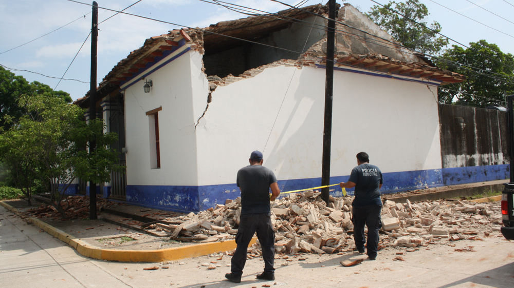 Police cordon off a street after the quake struck in the small town of Asuncion Ixtaltepec [Chantal Flores/Al Jazeera]