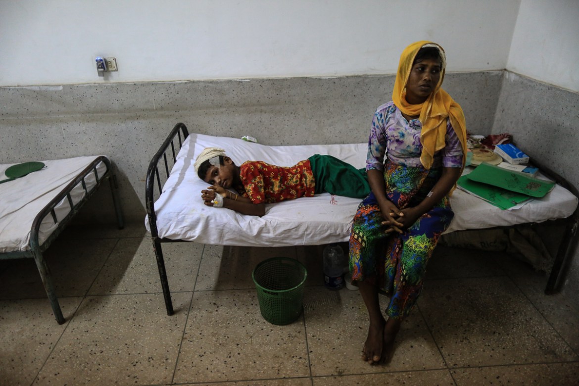 Dildar Begum sits beside her injured 10-year old daughter, Noor. The duo are the only surviving members of their family. [Showkat Shafi/Al Jazeera]