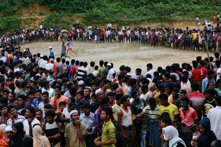 Rohingya refugees wait for aid in Cox''s Bazar