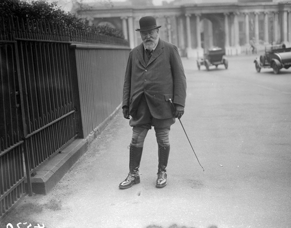 July 1927: Lionel Walter Rothschild (1868 - 1937), 2nd Lord Rothschild, in riding gear. (Photo by Fox Photos/Getty Images)