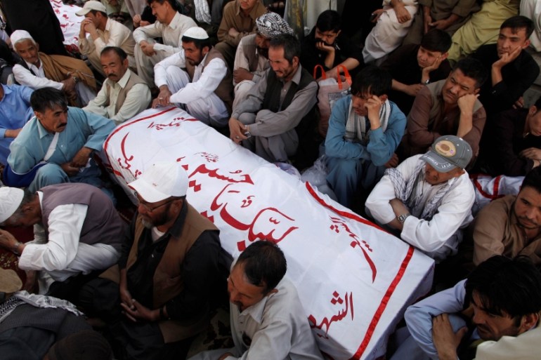 Shi''ite Muslim men from Pakistan''s ethnic Hazara minority mourn around the coffins of their relatives, who were killed in a shooting attack, in Quetta, Pakistan October 9, 2017. REUTERS/Naseer Ahmed