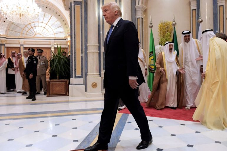 US President Donald Trump (C) walks away after posing for a group picture with leaders of the Gulf Cooperation Council in Riyadh on May 21, 2017. / AFP PHOTO / MANDEL NGAN (Photo credit should read MA