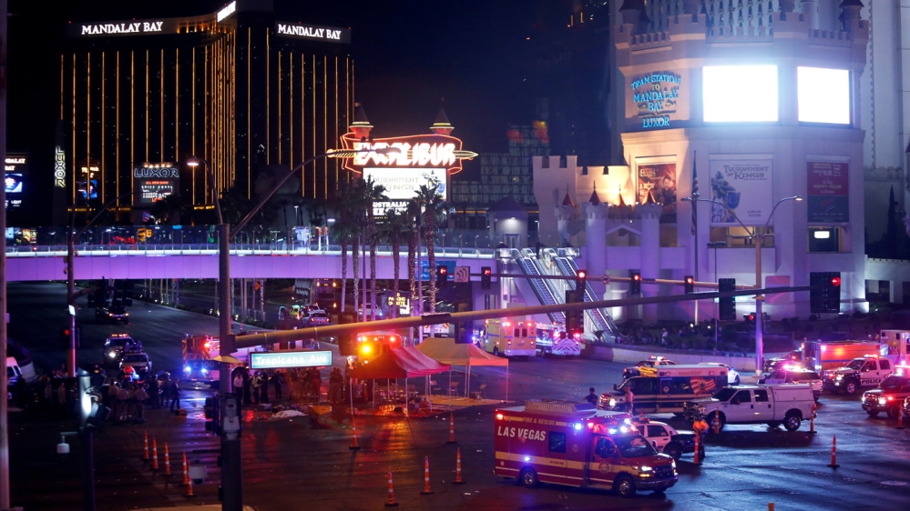 Las Vegas Metro Police and medical workers at the intersection of Tropicana Avenue and Las Vegas Boulevard South after a mass shooting [Las Vegas Sun/Steve Marcus/Reuters] 