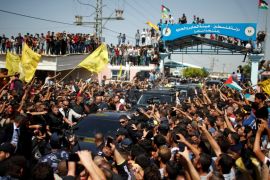 People gather as the convoy of Palestinian Prime Minister Rami Hamdallah and his government ministers arrive to take control of Gaza from the Islamist Hamas group, in the northern Gaza Strip
