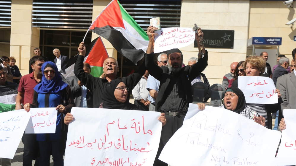 Palestinians in Ramallah demand a British apology for the Balfour Declaration [Issam Rimawi/Anadolu]