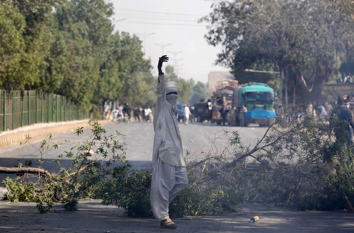 A supporter of the Tehreek-e-Labaik Pakistan, an Islamist political party, gestures after blocking the main road leading to the airport in Karachi, Pakistan November 25, 2017. REUTERS/Akhtar Soomro TP