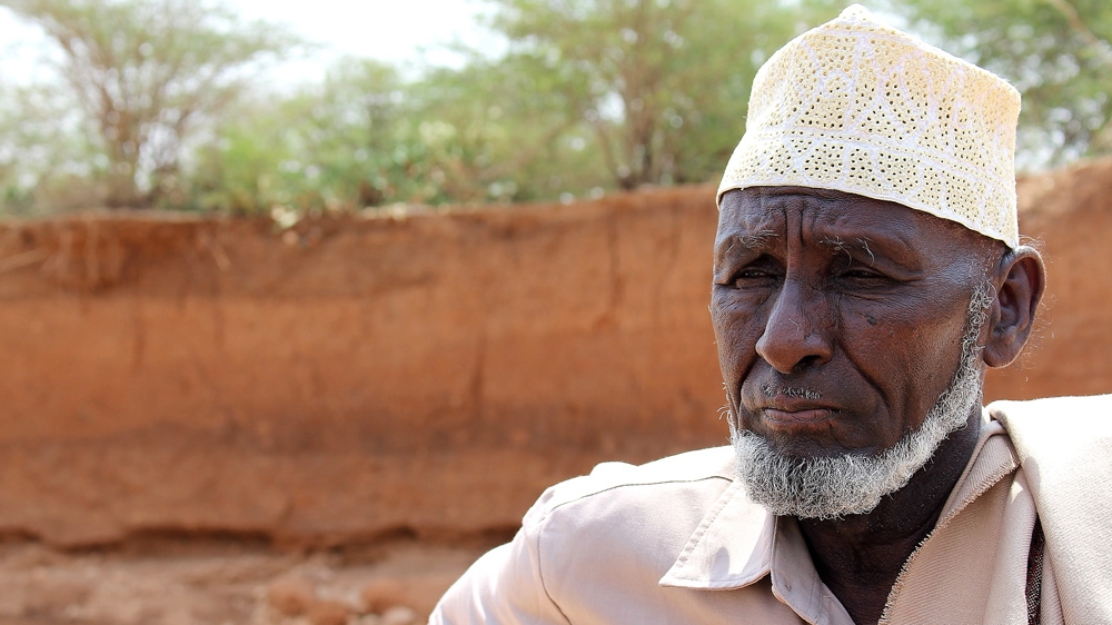 Ibrahim Abdullahi returns to Malko Durduro and the mass graves he dug three decades ago. [Matthew Vickery/Al Jazeera]