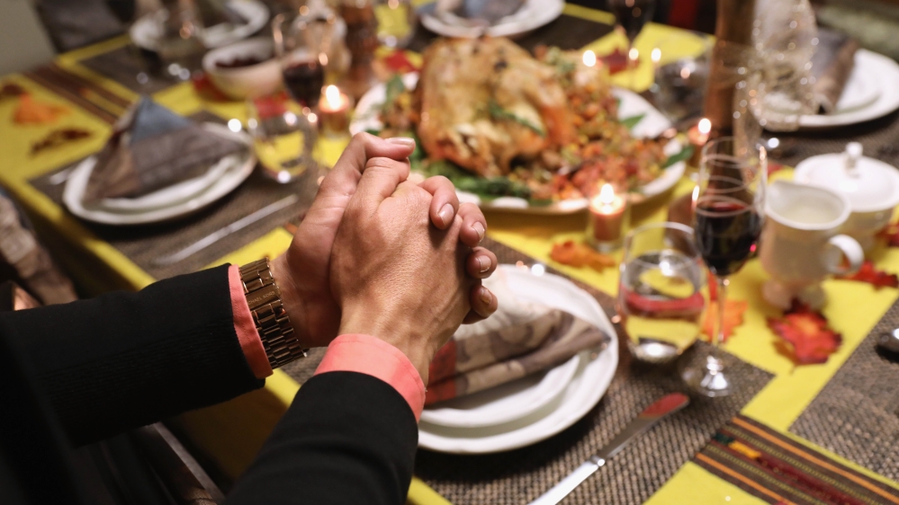 
Central American immigrants and their families pray before Thanksgiving dinner on November 24, 2016 in Stamford, Connecticut [John Moore/Getty Images]
