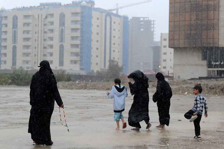 Floods hit Saudi Arabia